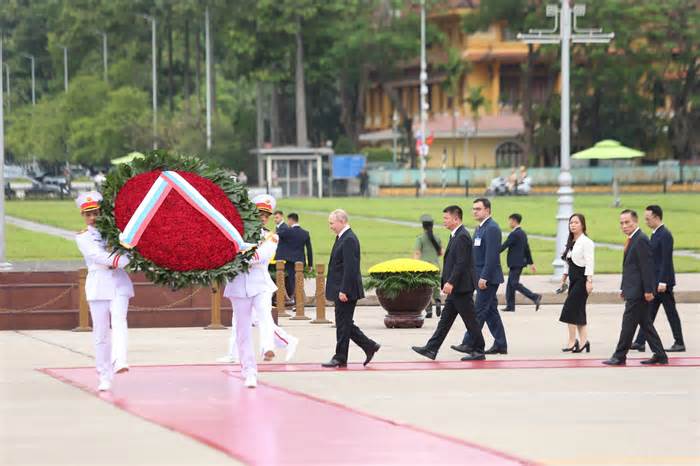 Tổng thống Nga Vladimir Putin vào Lăng viếng Chủ tịch Hồ Chí Minh