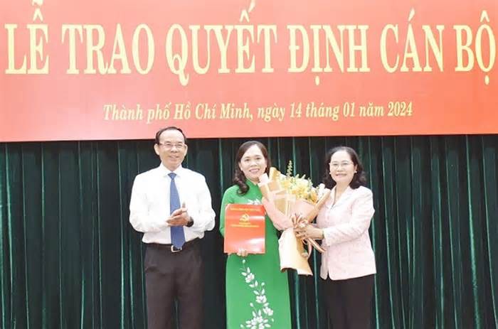 Bí thư TPHCM trao quyết định cho 2 nhân sự làm Bí thư Quận ủy