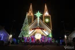 Xóm đạo ở Đồng Nai lên đèn đón Giáng sinh, các cô gái chen vai 'sống ảo'