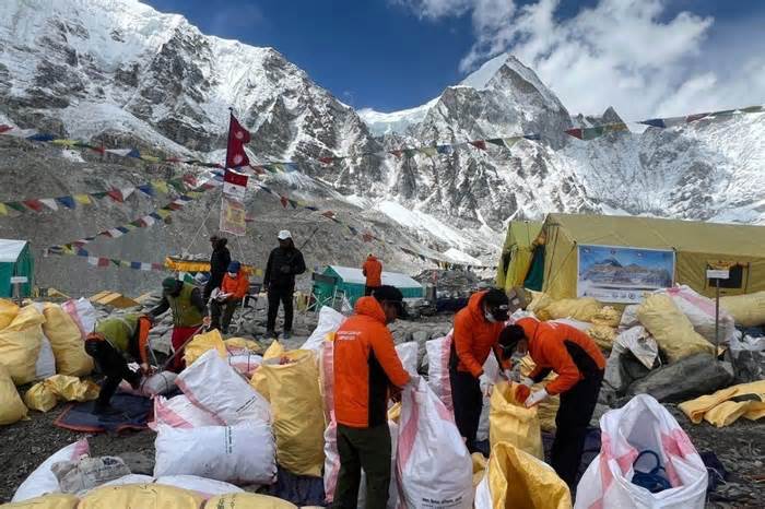 Everest - bãi rác cao nhất thế giới