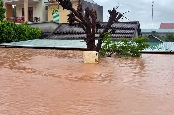 Mưa lũ bủa vây nhiều vùng Quảng Trị, hàng trăm nhà dân chìm trong biển nước