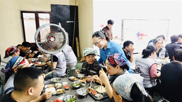 LĐLĐ thành phố Thái Nguyên hỗ trợ “Bữa cơm Công đoàn” cho hơn 400 công nhân