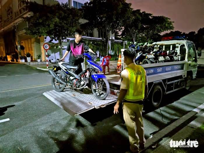 CSGT xuyên đêm 'vây ráp' nhóm chạy xe độ pô, lạng lách trong khu đô thị Sala