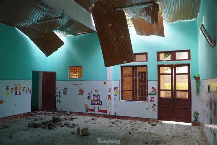 Trường hư hỏng nặng sau lốc xoáy, trẻ không thể đến lớp học