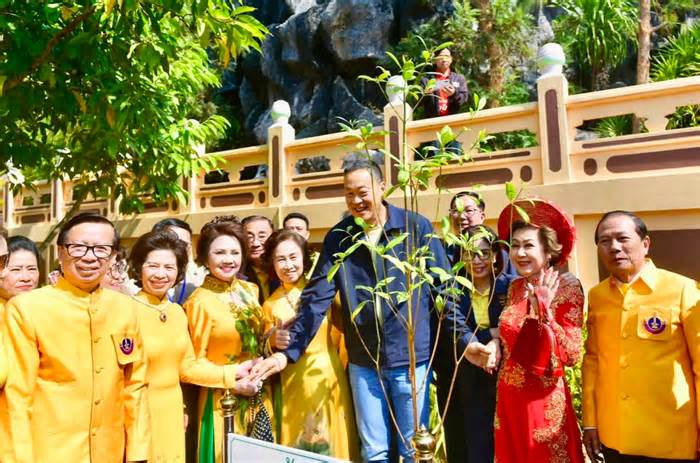 Thủ tướng Thái Lan Srettha trồng cây tại Khu tưởng niệm Chủ tịch Hồ Chí Minh