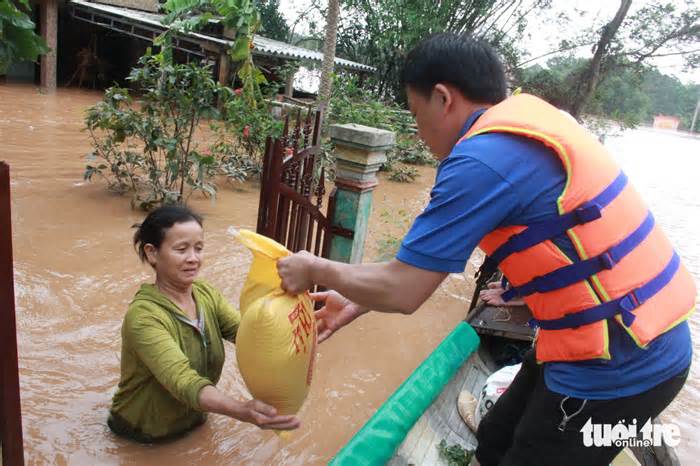 Miền Trung nhớ mãi ký ức 'một miếng khi đói' mà thương bà con gặp bão số 3