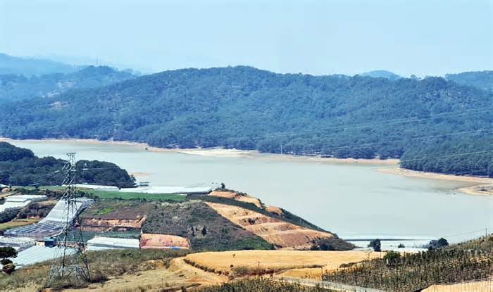 Nắn dòng chảy hồ cấp nước sinh hoạt lớn nhất tỉnh Lâm Đồng