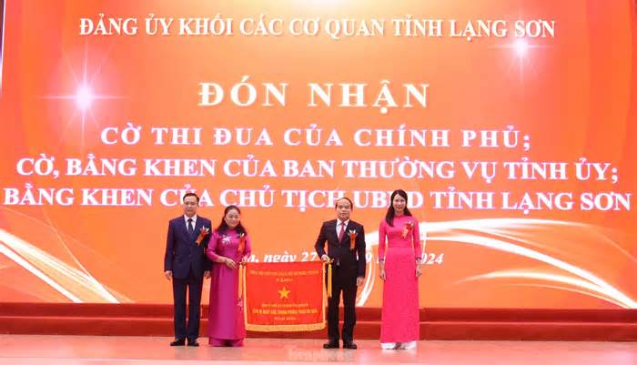 Đảng bộ Khối Các cơ quan tỉnh Lạng Sơn đón nhận Cờ thi đua của Thủ tướng Chính phủ