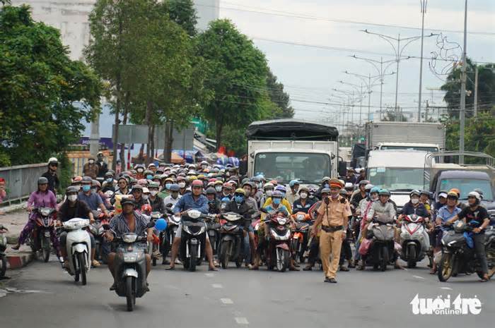 Người dân quay lại TP.HCM sớm, cầu Rạch Miễu kẹt cứng