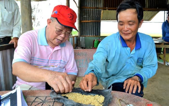 Hình ảnh GS Võ Tòng Xuân bình dị về thăm quê Ba Chúc