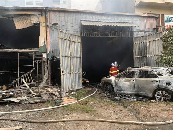 Hà Nội: Cháy lớn dữ dội tại 4 kho xưởng, ôtô bị thiêu rụi