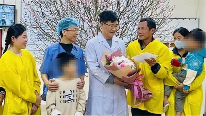 Khen thưởng các y, bác sĩ cứu sống 2 học sinh ở Thanh Hoá hôn mê sau khi ăn bim bim