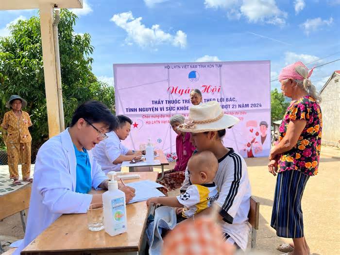 Khám chữa bệnh, cấp thuốc miễn phí cho hàng trăm người dân tại Kon Tum