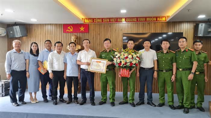Bộ trưởng Bộ GD&ĐT tặng bằng khen cho lực lượng công an Đà Nẵng
