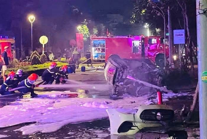 Quảng Bình: Xe ôtô 4 chỗ gặp tai nạn lật nhiều vòng, bốc cháy dữ dội