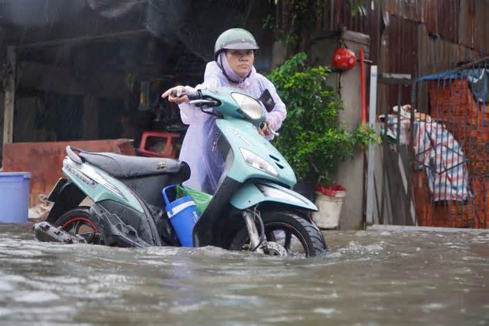 Người dân ngán ngẩm vì mưa lớn liên tục kéo dài