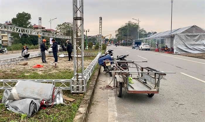 Lí do khiến UBND thị xã Sơn Tây bất ngờ di dời chợ hoa Tết khiến tiểu thương khốn đốn