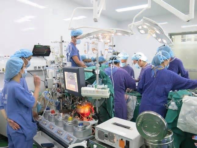 Bệnh viện Việt Đức lần đầu 'treo dao' mổ phiên