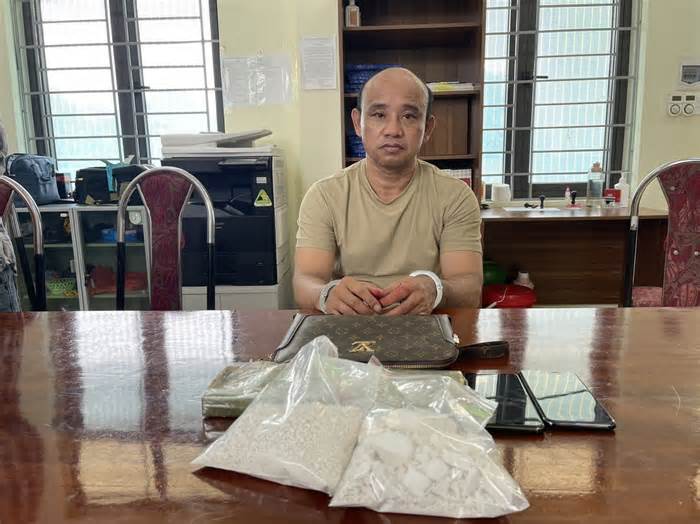 Thuê taxi mang 2 bánh heroin từ Điện Biên về Hà Nội, qua Sơn La thì bị bắt