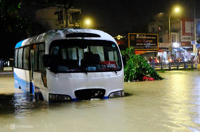 Hai người chết, hàng trăm nhà dân ngập một mét