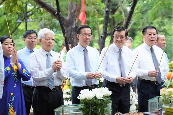 Chủ tịch nước dâng hương tưởng niệm các anh hùng liệt sĩ tại Côn Đảo