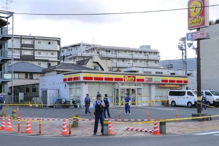 Tokyo truy nã đối tượng tấn công bằng dao tại cửa hàng tiện lợi