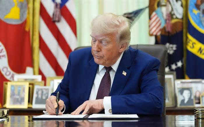 Video ông Trump 'nhắm mắt' trong sự kiện ở Nhà Trắng gây chú ý