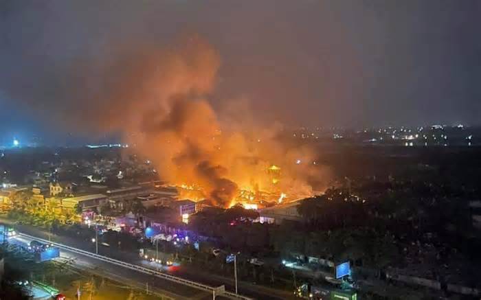 Xuyên đêm dập đám cháy lớn tại công ty bao bì ở Hải Dương