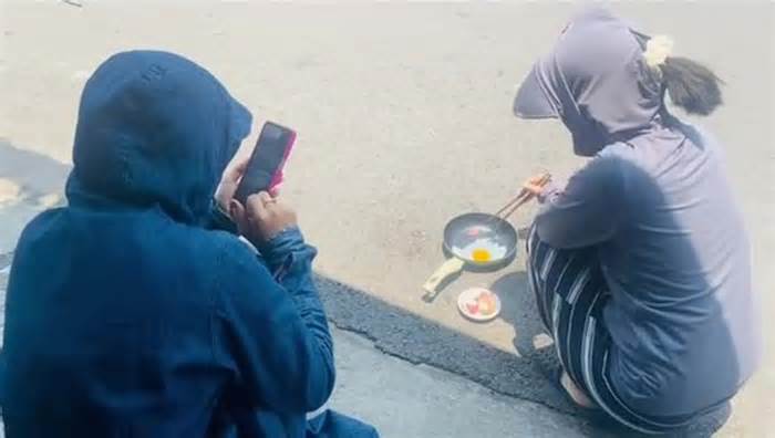 Trời nắng nóng, người Quảng Nam 'dí dỏm' mang chảo ra đường rán trứng