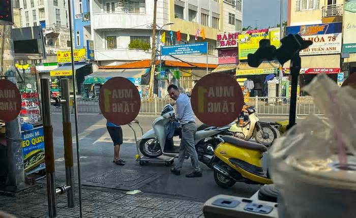 Nhà dân gắn máy chống trộm, hàng loạt xe bị nhiễu sóng tắt máy ở cầu Kinh Thanh Đa