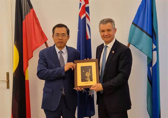 Đại sứ Phạm Hùng Tâm gặp Đồng Bộ trưởng Di trú Australia Matt Thistlethwaite