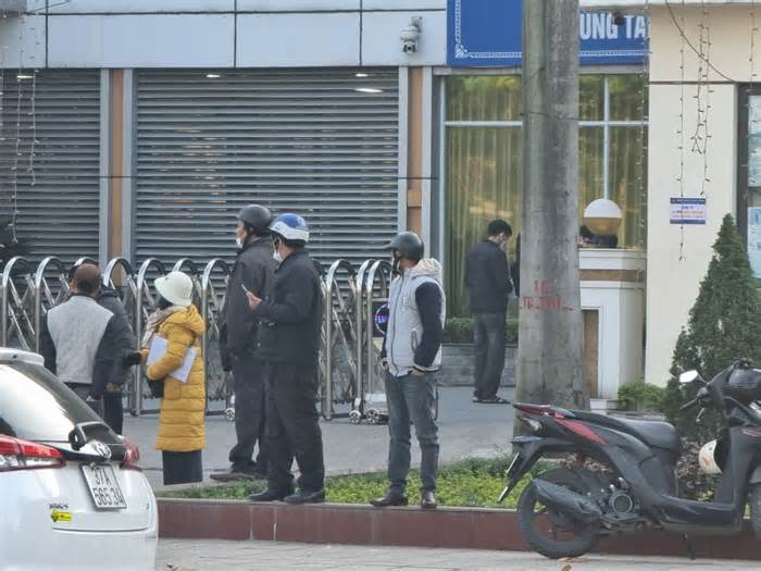 Nghệ An: Yêu cầu chấm dứt chèo kéo dịch vụ trước trung tâm hành chính công