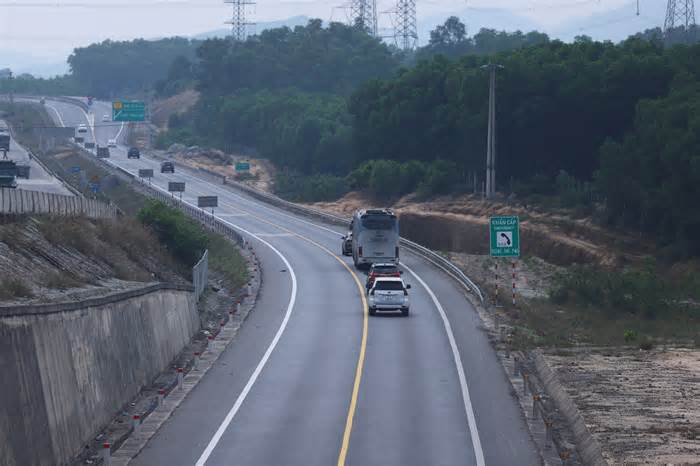 Cho phép vượt xe ở nhiều đoạn hai làn trên cao tốc Cam Lộ - La Sơn