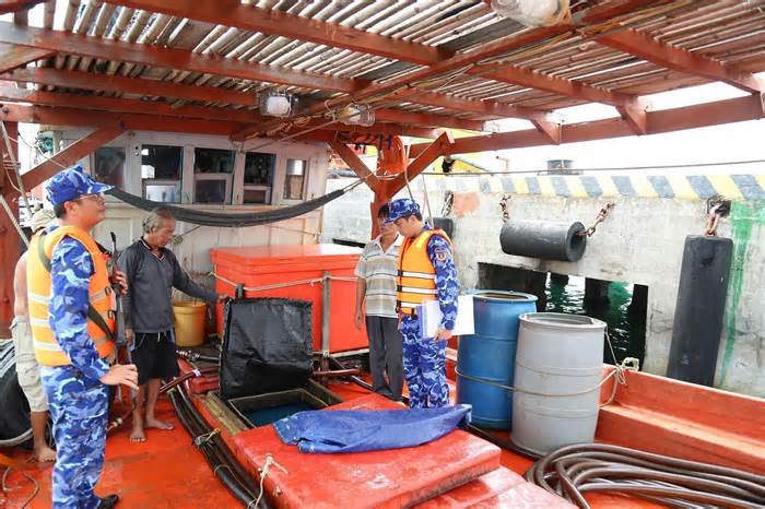 Kiên Giang: Bắt giữ tàu vận chuyển 25.000 lít dầu DO trái phép