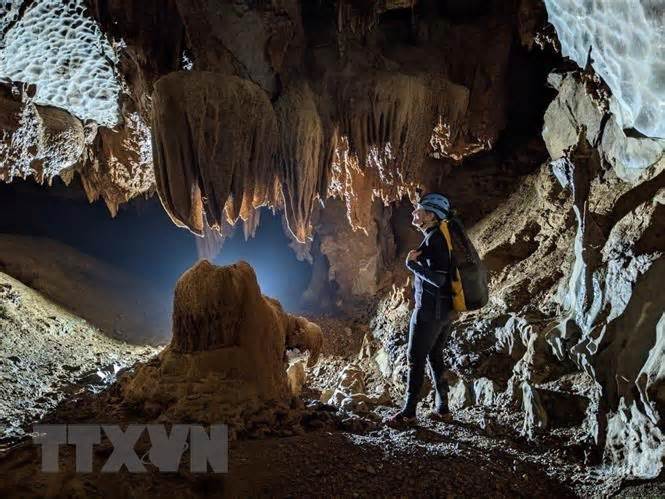 Phát hiện hơn 3km hang động tuyệt đẹp, còn nguyên sơ ở Quảng Bình