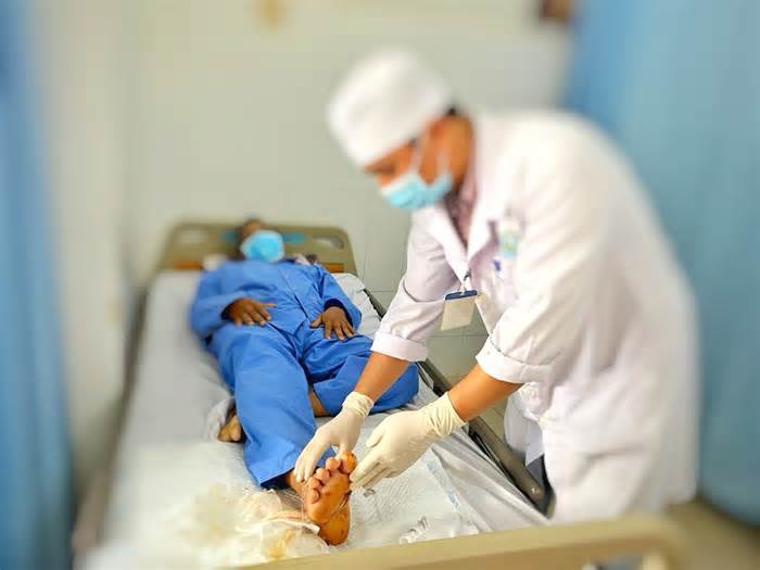 Phẫu thuật nối bàn chân đứt lìa cho bệnh nhân bị tai nạn giao thông