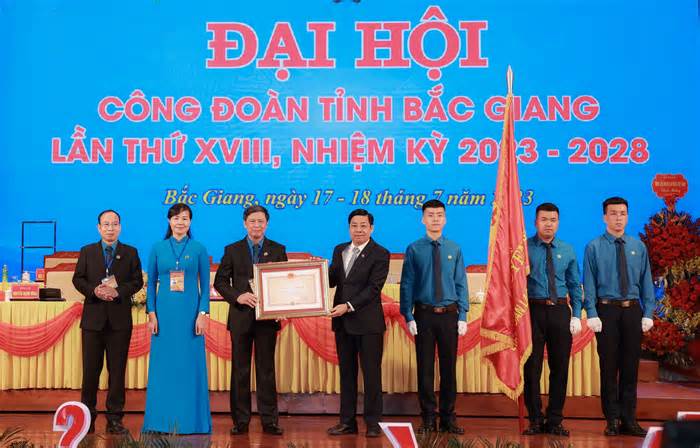 Liên đoàn Lao động tỉnh Bắc Giang đón nhận Huân chương Độc lập hạng Nhì