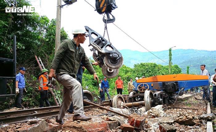 Hiện trường tàu trật bánh, lật 3 toa hàng trên đèo Hải Vân