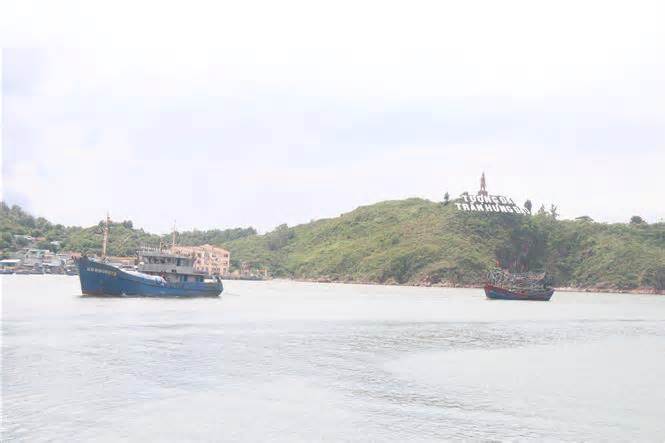 Bình Định: Hỗ trợ ngư dân lai dắt tàu cá hỏng máy vào bờ an toàn