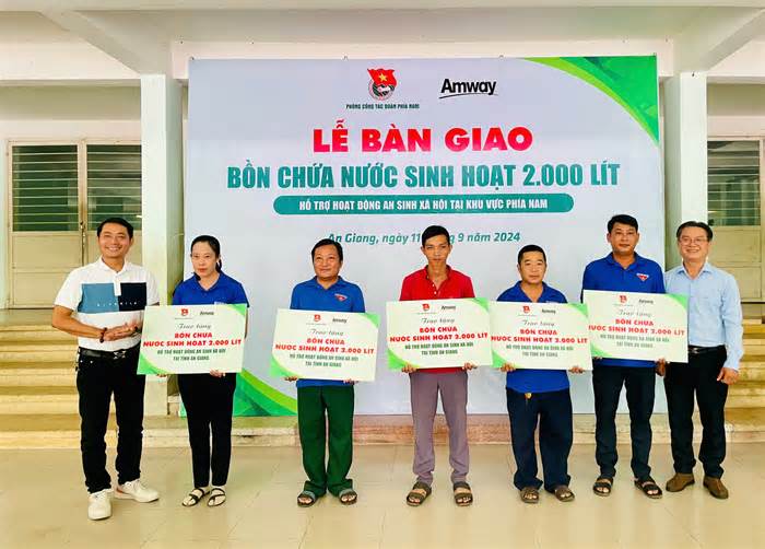 Tặng bồn chứa cho bà con vùng thiếu nước sinh hoạt tại An Giang