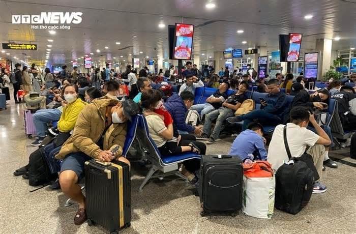 Sân bay Tân Sơn Nhất đón lượng khách lập đỉnh mới dịp Tết Giáp Thìn 2024