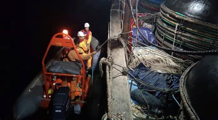 Cứu 30 ngư dân trên tàu cá bị cháy trên biển Nha Trang