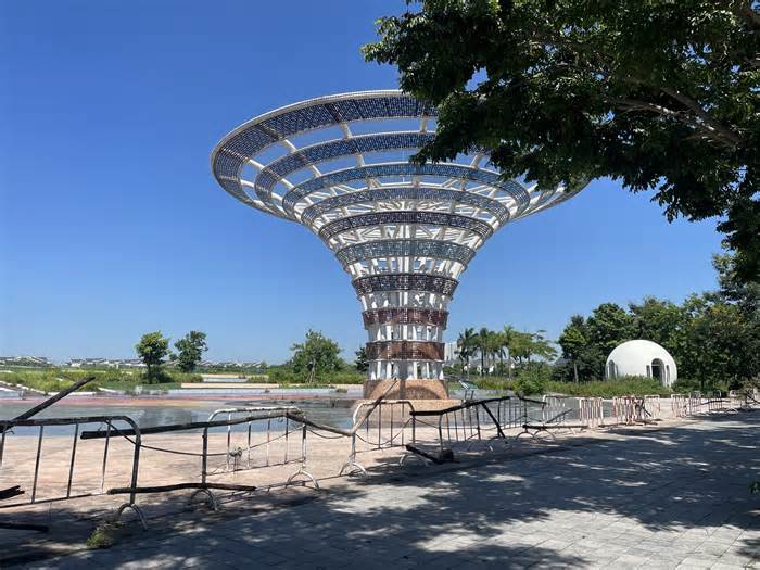 Hà Nội: Công viên độc đáo hoàn thiện 3 năm nhưng vẫn chặn mọi lối vào