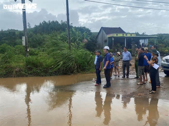 Phú Yên, Khánh Hòa: Người dân chạy lụt trong đêm, giao thông chia cắt
