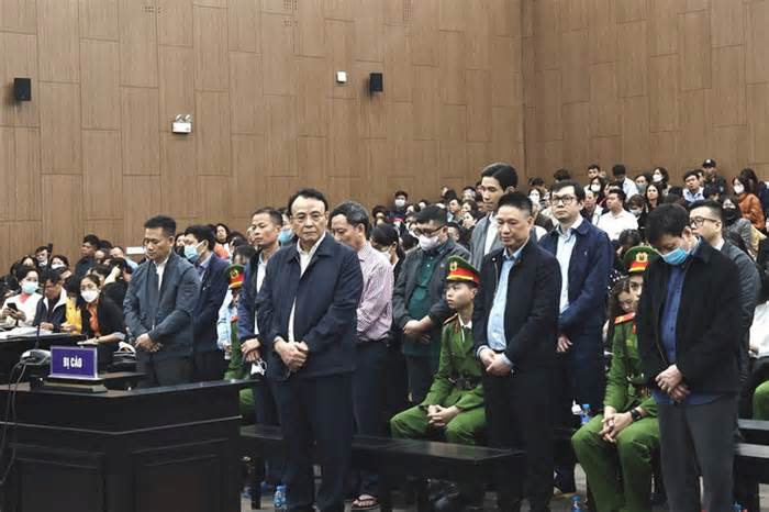 Tạm dừng phiên tòa vụ Tân Hoàng Minh để bị hại rà soát số tiền bị chiếm đoạt