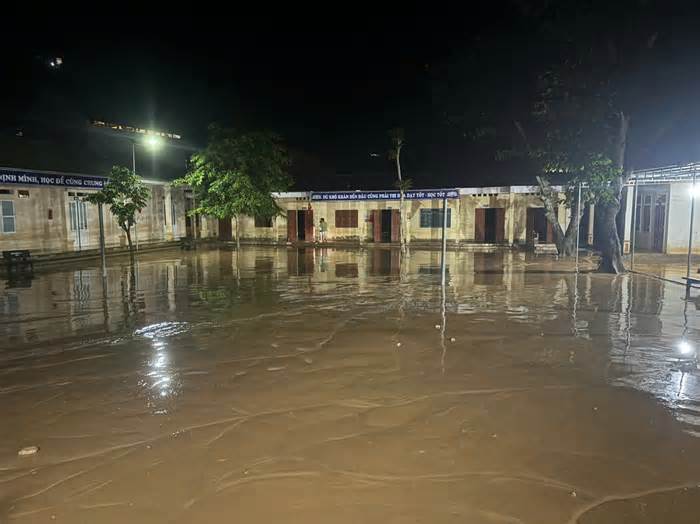 Lũ ống ập về khiến trường tiểu học bị ngập sâu, nhiều sách vở của học sinh bị hư hỏng