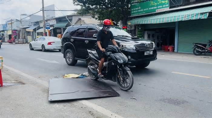 Tấm thép chỏng chơ trên đường, dân sợ té ngã lọt gầm container