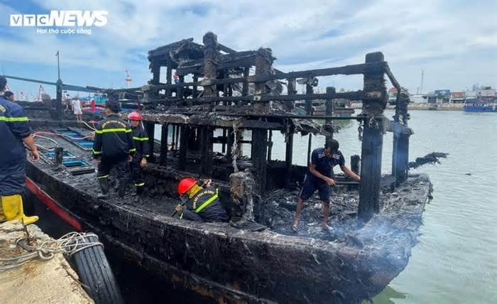 Ninh Thuận: 4 tàu cá bốc cháy khi đang neo đậu ở cảng Ninh Chữ