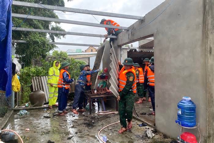 Giông lốc và mưa lớn tại Huế làm hàng chục ngôi nhà bị tốc mái, 3 người bị thương