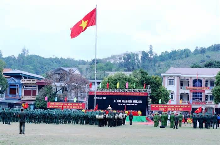 Thanh niên vùng cao Tây Bắc chia tay gia đình lên đường nhập ngũ